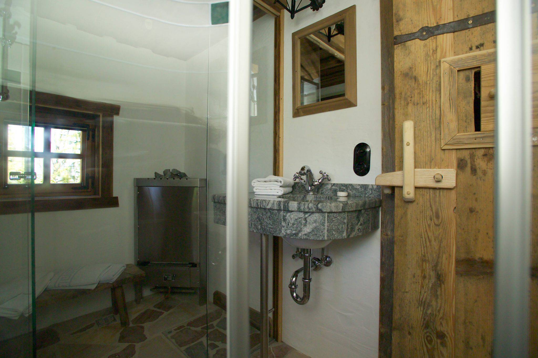 Eigene Bad und Sauna in der Almhütte