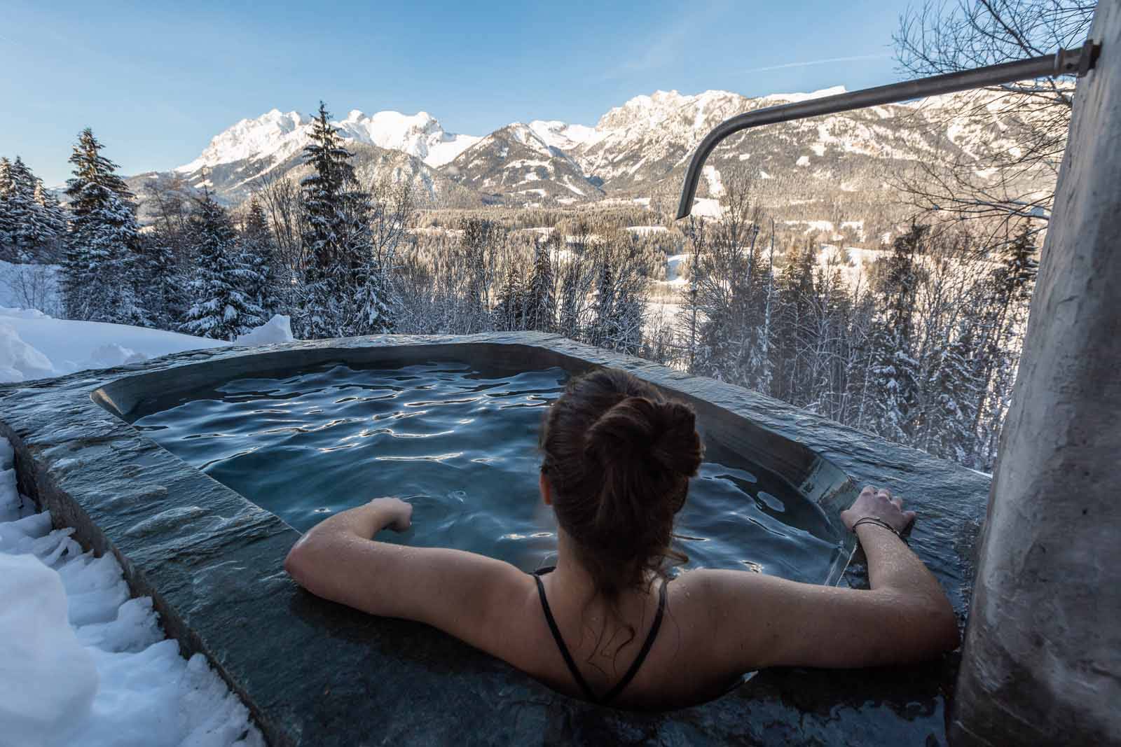 Außenbadewanne mit Blick auf die Berge